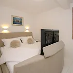 Beautiful Home In Pokrovnik With Sauna