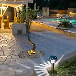 Beautiful Home In Pokrovnik With Sauna *