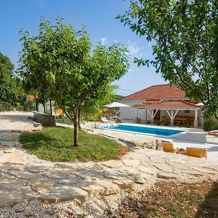Dom wakacyjny Awesome home in Pokrovnik w/ Outdoor swimming pool, Jacuzzi&3 Bedrooms Pokrovnik