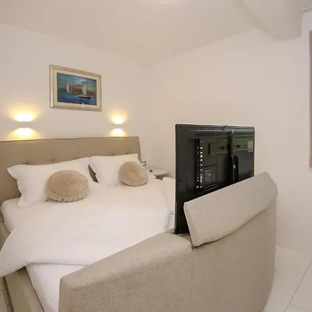 Beautiful Home In Pokrovnik With Sauna