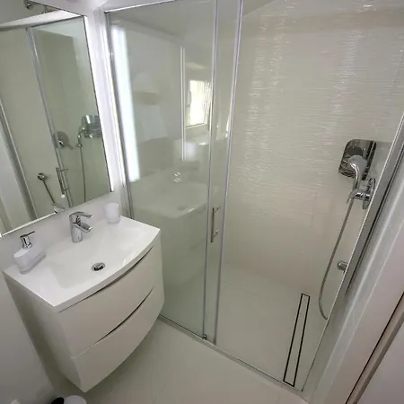 Dom wakacyjny Awesome home in Pokrovnik w/ Outdoor swimming pool, Jacuzzi&3 Bedrooms