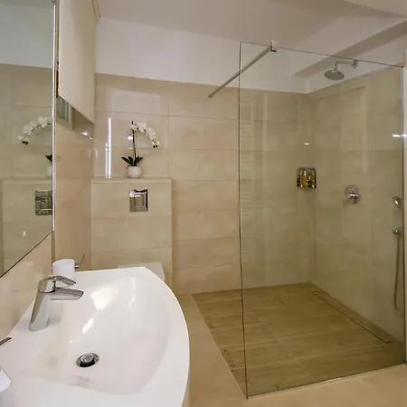 בית נופש Beautiful Home In Pokrovnik With Sauna *
