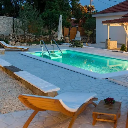 Beautiful Home In Pokrovnik With Sauna