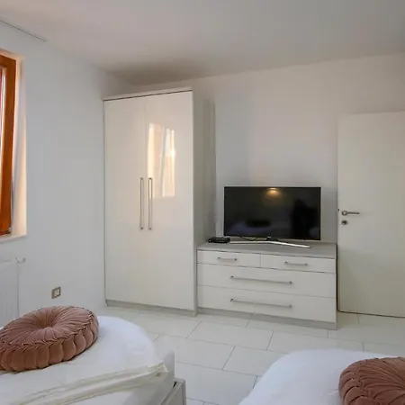 Beautiful Home In Pokrovnik With Sauna * Pokrovnik