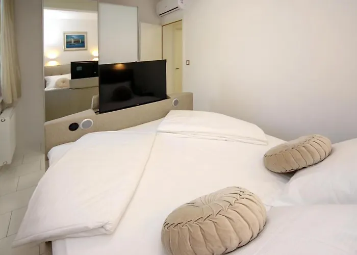 בית נופש Gorgeous Home In Pokrovnik With Wifi