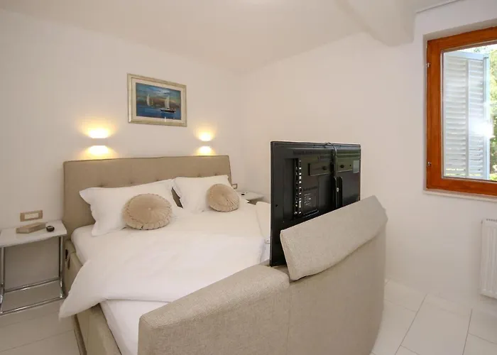 Gorgeous Home In Pokrovnik With Wifi