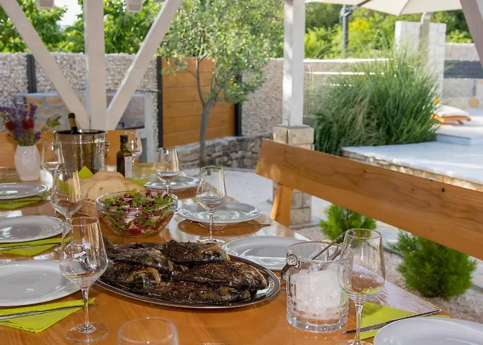 Gorgeous Home In Pokrovnik With Wifi * Pokrovnik