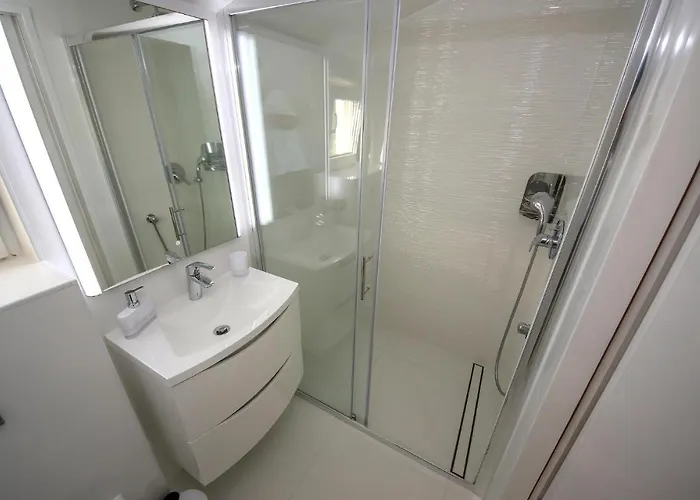 בית נופש Gorgeous Home In Pokrovnik With Wifi