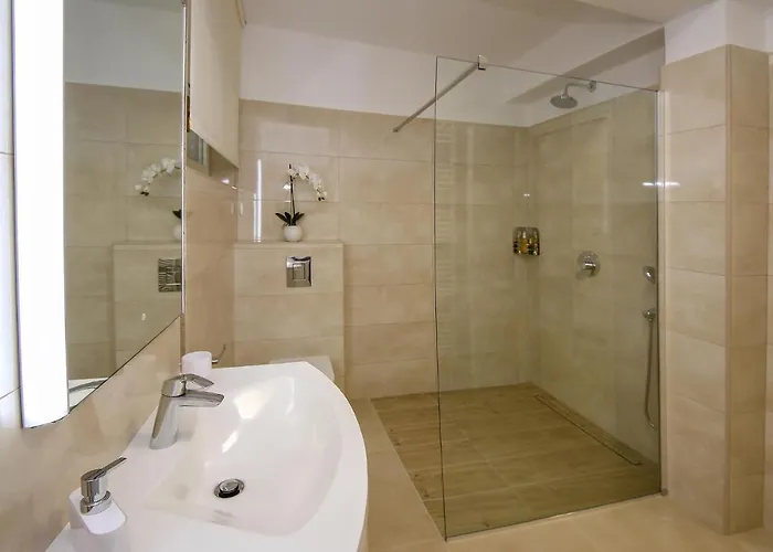 בית נופש Gorgeous Home In Pokrovnik With Wifi *