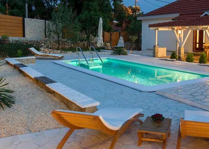 Gorgeous Home In Pokrovnik With Wifi