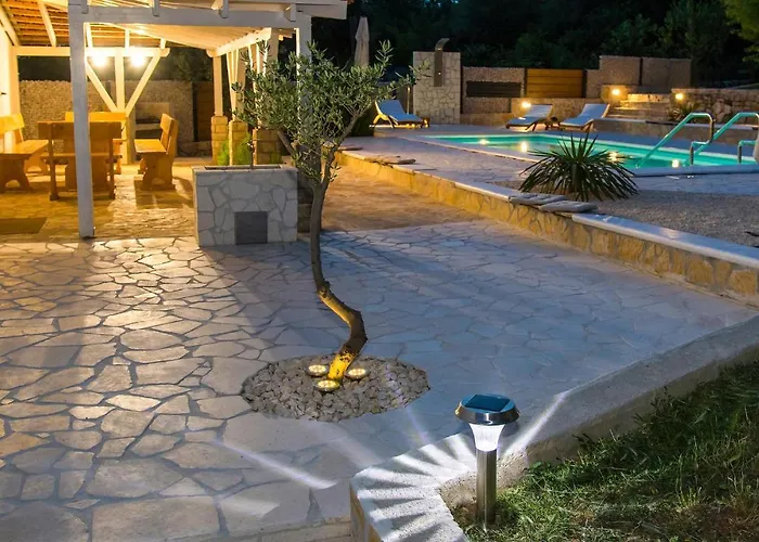 Gorgeous Home In Pokrovnik With Wifi *