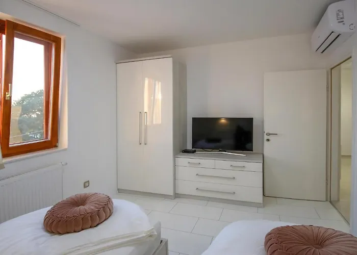 Gorgeous Home In Pokrovnik With Wifi * Pokrovnik