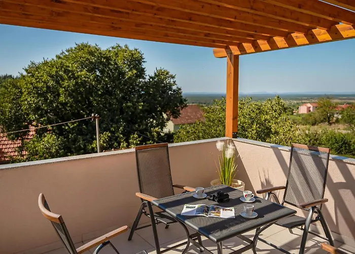 Gorgeous Home In Pokrovnik With Wifi בית נופש Pokrovnik