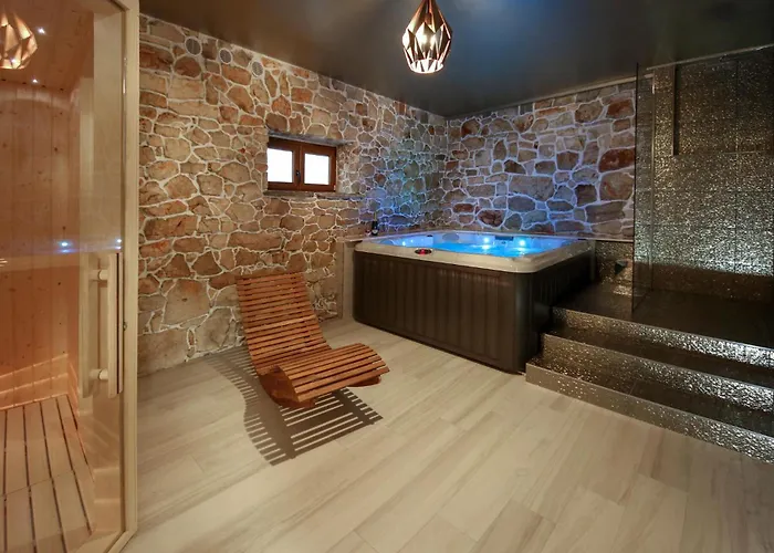 Gorgeous Home In Pokrovnik With Wifi בית נופש